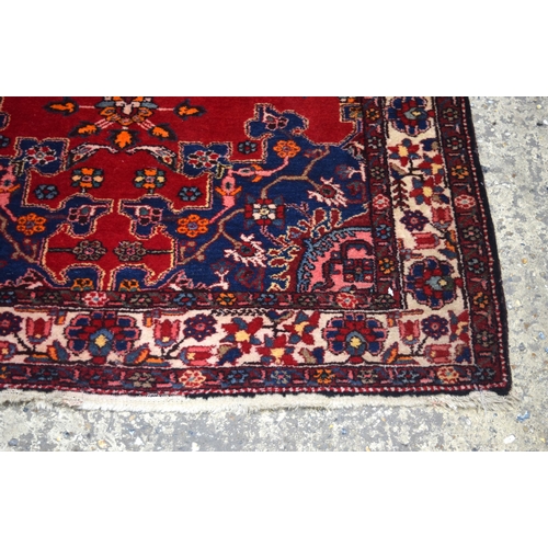 3024 - A Persian rug 185 x 127 cm.