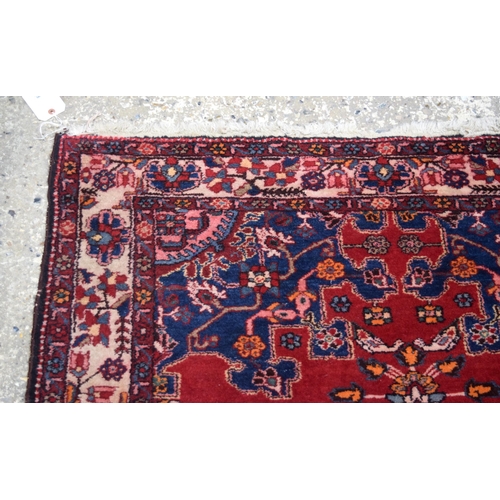 3024 - A Persian rug 185 x 127 cm.