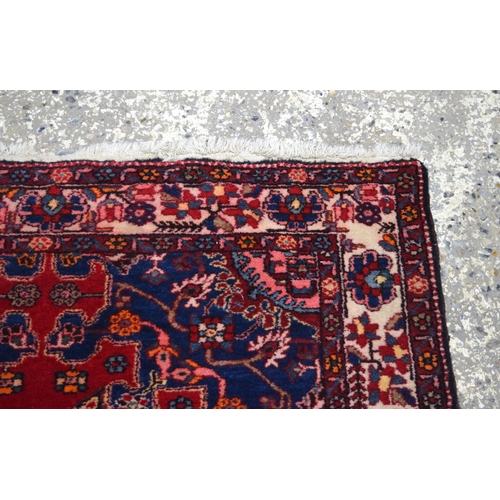 3024 - A Persian rug 185 x 127 cm.