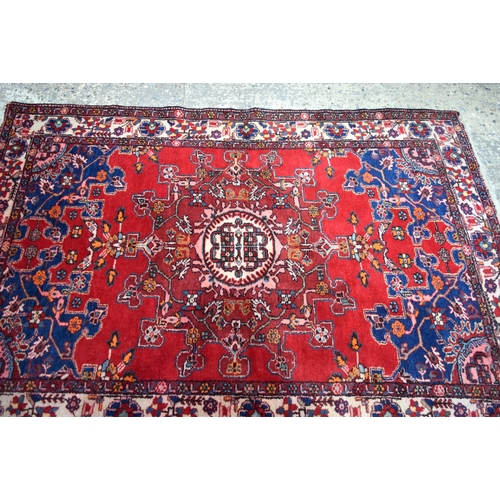 3024 - A Persian rug 185 x 127 cm.