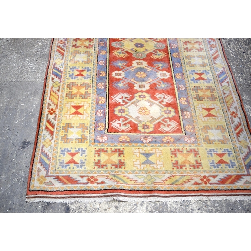 3028 - A Turkish rug 198 x 122 cm.