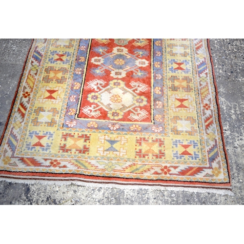 3028 - A Turkish rug 198 x 122 cm.