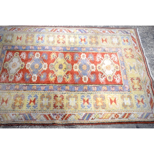 3028 - A Turkish rug 198 x 122 cm.