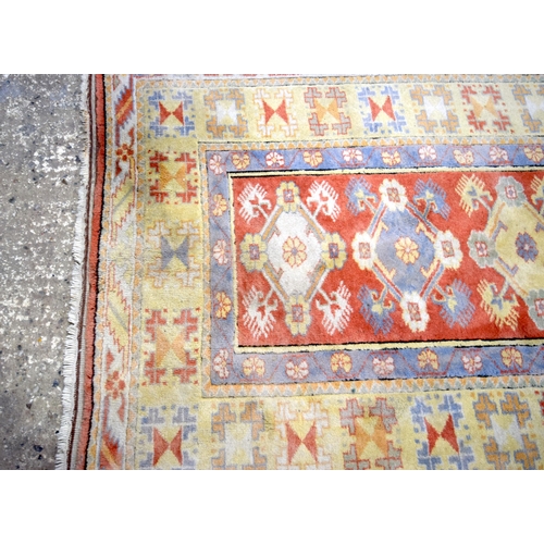 3028 - A Turkish rug 198 x 122 cm.