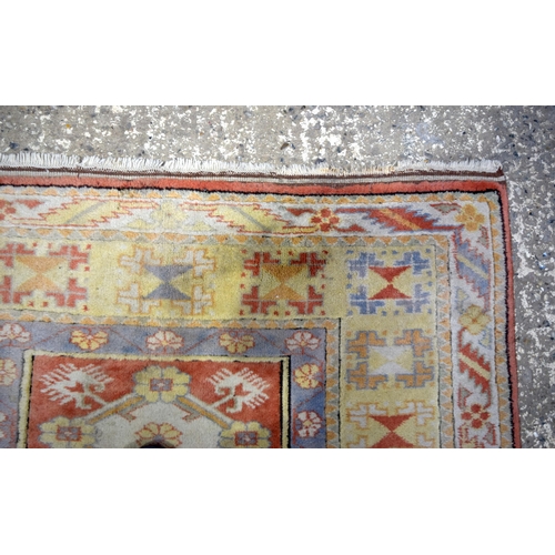 3028 - A Turkish rug 198 x 122 cm.