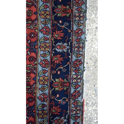 3029 - A Persian rug 194 x 165 cm.