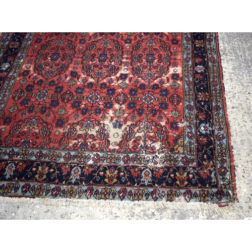 3029 - A Persian rug 194 x 165 cm.