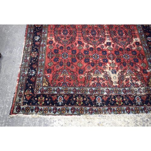 3029 - A Persian rug 194 x 165 cm.