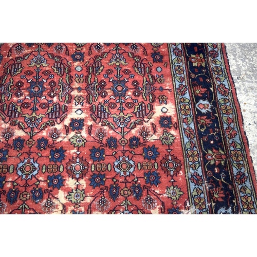 3029 - A Persian rug 194 x 165 cm.