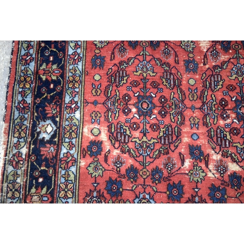 3029 - A Persian rug 194 x 165 cm.