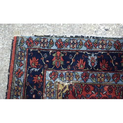 3029 - A Persian rug 194 x 165 cm.