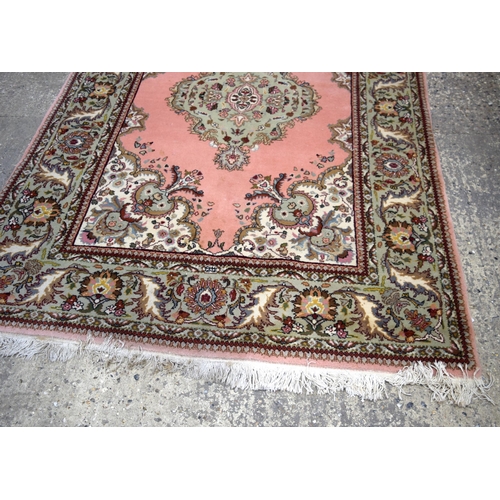 3031 - An Oriental rug 240 x 168 cm.