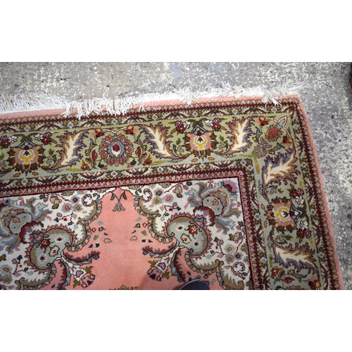 3031 - An Oriental rug 240 x 168 cm.