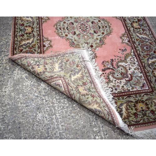 3031 - An Oriental rug 240 x 168 cm.