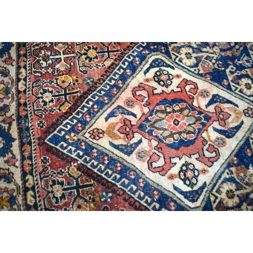 3035 - A late 19th Century Qashqai rug 175 x 110 cm