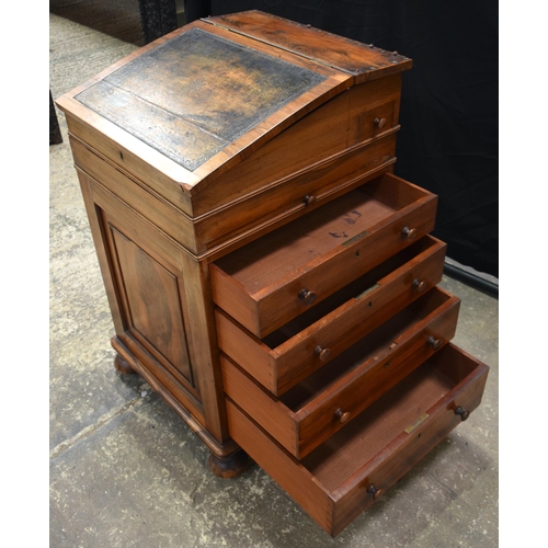 3054 - AN EARLY VICTORIAN WALNUT DAVENPORT. 88 cm x 51 cm x 56 cm.