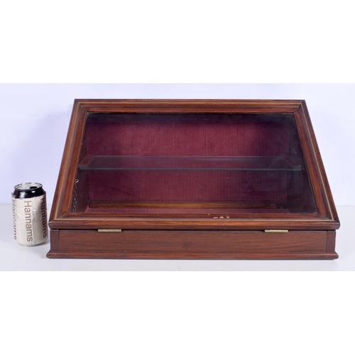 3368 - A small Mahogany and glass table top display cabinet. 27 x 32 x 52 cm.