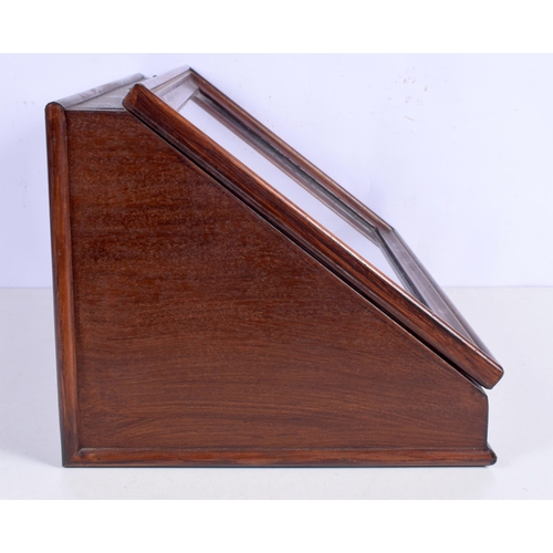 3368 - A small Mahogany and glass table top display cabinet. 27 x 32 x 52 cm.