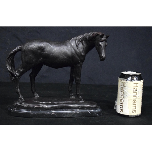 3744 - A bronze horse on a marble plinth 22 x 26 cm.