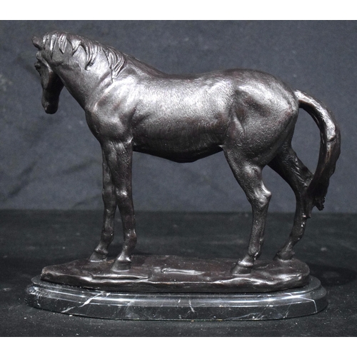 3744 - A bronze horse on a marble plinth 22 x 26 cm.