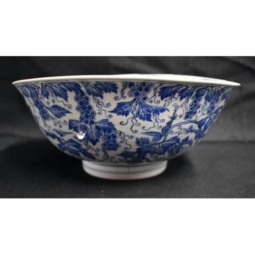 10 - A 17TH CENTURY CHINESE BLUE AND WHITE PORCELAIN BOWL Kangxi mark and period, painted with squirrels ... 