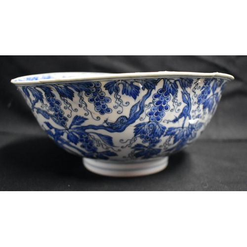 10 - A 17TH CENTURY CHINESE BLUE AND WHITE PORCELAIN BOWL Kangxi mark and period, painted with squirrels ... 