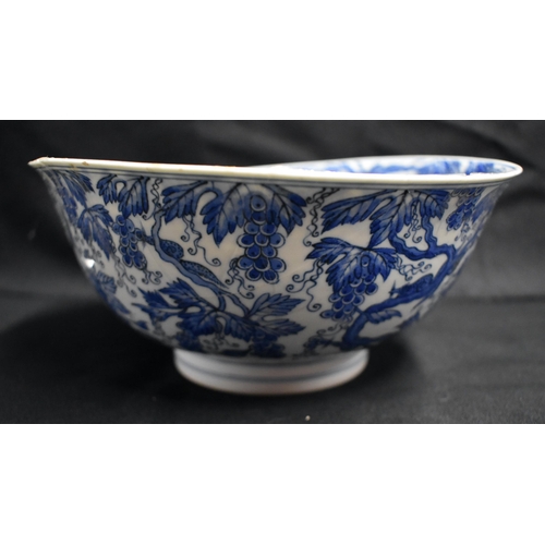 10 - A 17TH CENTURY CHINESE BLUE AND WHITE PORCELAIN BOWL Kangxi mark and period, painted with squirrels ... 