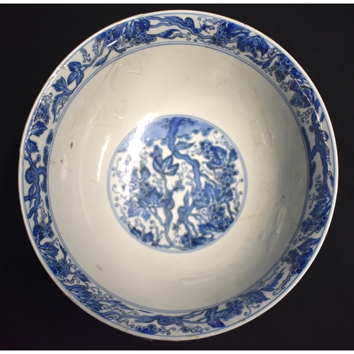 10 - A 17TH CENTURY CHINESE BLUE AND WHITE PORCELAIN BOWL Kangxi mark and period, painted with squirrels ... 