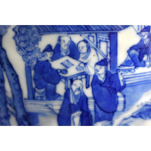 18 - A FINE 17TH/18TH CENTURY CHINESE BLUE AND WHITE PORCELAIN BRUSH POT Bitong, Kangxi/Yongzheng, painte... 