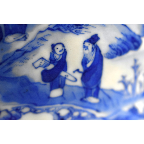 18 - A FINE 17TH/18TH CENTURY CHINESE BLUE AND WHITE PORCELAIN BRUSH POT Bitong, Kangxi/Yongzheng, painte... 