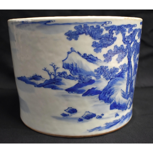 18 - A FINE 17TH/18TH CENTURY CHINESE BLUE AND WHITE PORCELAIN BRUSH POT Bitong, Kangxi/Yongzheng, painte... 