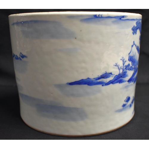 18 - A FINE 17TH/18TH CENTURY CHINESE BLUE AND WHITE PORCELAIN BRUSH POT Bitong, Kangxi/Yongzheng, painte... 