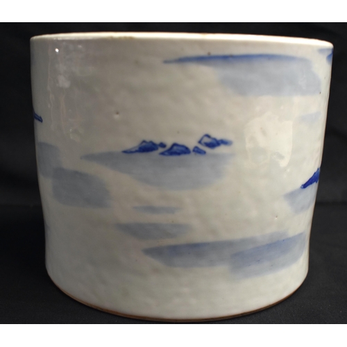 18 - A FINE 17TH/18TH CENTURY CHINESE BLUE AND WHITE PORCELAIN BRUSH POT Bitong, Kangxi/Yongzheng, painte... 