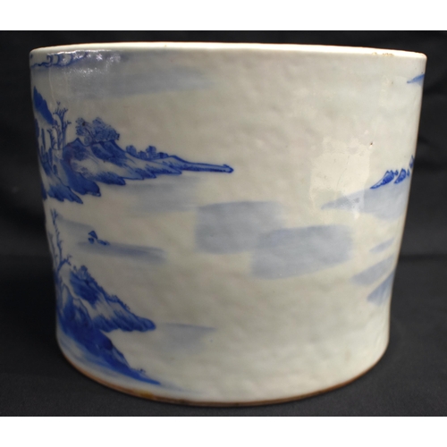 18 - A FINE 17TH/18TH CENTURY CHINESE BLUE AND WHITE PORCELAIN BRUSH POT Bitong, Kangxi/Yongzheng, painte... 