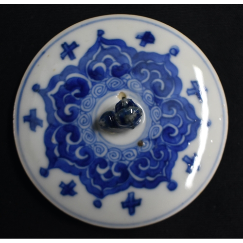 19 - A GOOD 17TH CENTURY CHINESE BLUE AND WHITE PORCELAIN TEAPOT AND COVER Kangxi, of barrel form, painte... 