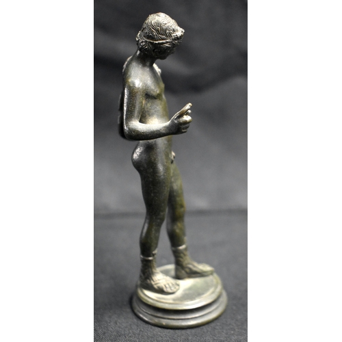 25 - A 19TH CENTURY ITALIAN GRAND TOUR BRONZE FIGURE OF NARCISSUS After the Antiquity. 13 cm high.