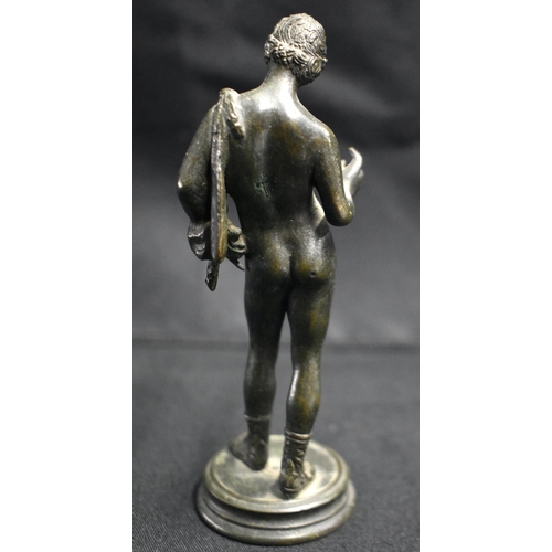 25 - A 19TH CENTURY ITALIAN GRAND TOUR BRONZE FIGURE OF NARCISSUS After the Antiquity. 13 cm high.