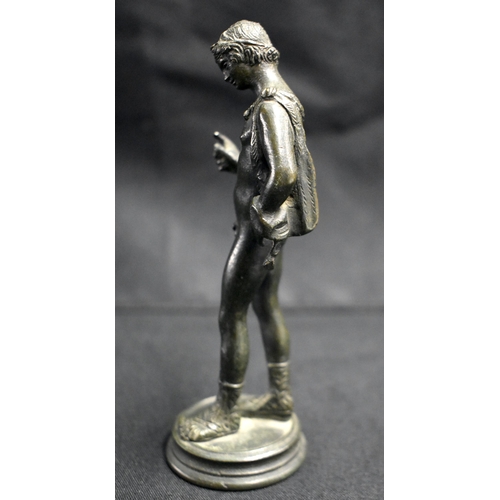 25 - A 19TH CENTURY ITALIAN GRAND TOUR BRONZE FIGURE OF NARCISSUS After the Antiquity. 13 cm high.