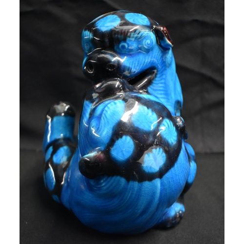 28 - A VERY RARE 19TH CENTURY MINTON BLUE GLAZED FIGURE OF FIGHTING DOGS OF FOE. 21 cm x 14 cm.