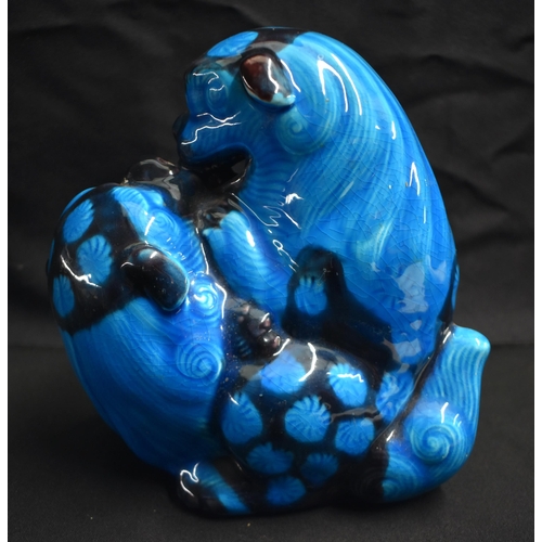 28 - A VERY RARE 19TH CENTURY MINTON BLUE GLAZED FIGURE OF FIGHTING DOGS OF FOE. 21 cm x 14 cm.