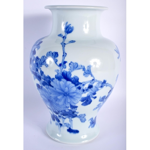 30A - A FINE EARLY 20TH CENTURY JAPANESE MEIJI PERIOD PORCELAIN VASE by Makuzu Kozan C1910-1915, painted w... 