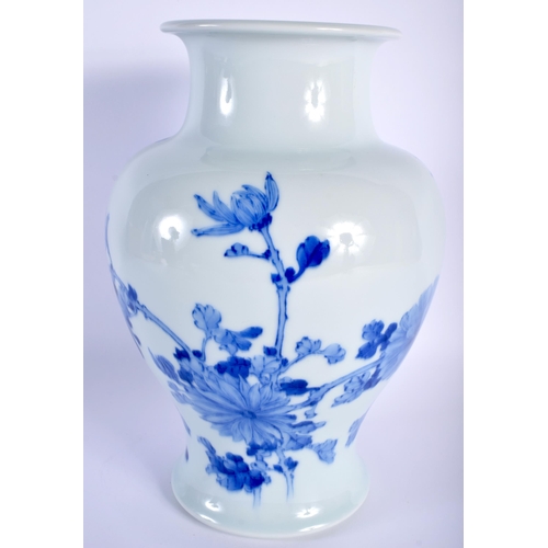 30A - A FINE EARLY 20TH CENTURY JAPANESE MEIJI PERIOD PORCELAIN VASE by Makuzu Kozan C1910-1915, painted w... 