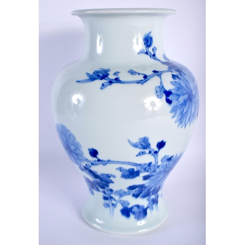 30A - A FINE EARLY 20TH CENTURY JAPANESE MEIJI PERIOD PORCELAIN VASE by Makuzu Kozan C1910-1915, painted w... 