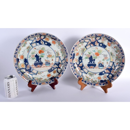 40E - A LARGE PAIR OF 17TH CENTURY JAPANESE GENROKU PERIOD IMARI BOWLS C1688-1703 decorated in vibrant ena... 