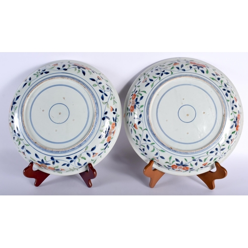 40E - A LARGE PAIR OF 17TH CENTURY JAPANESE GENROKU PERIOD IMARI BOWLS C1688-1703 decorated in vibrant ena... 