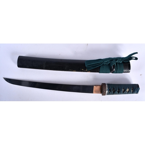 437 - A 19TH CENTURY JAPANESE MEIJI PERIOD BLACK LACQUERED SHORT SWORD DAGGER. 44 cm long.  Buyers Note – ... 