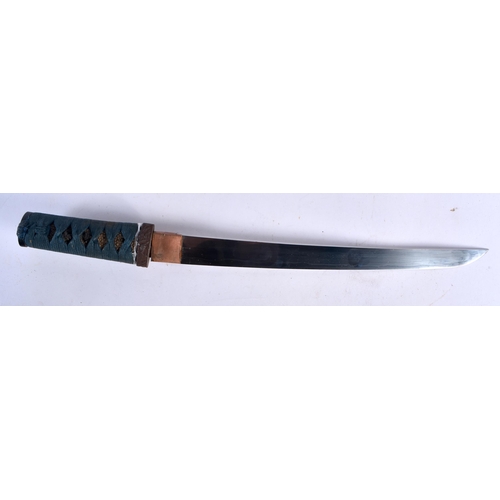 437 - A 19TH CENTURY JAPANESE MEIJI PERIOD BLACK LACQUERED SHORT SWORD DAGGER. 44 cm long.  Buyers Note – ... 