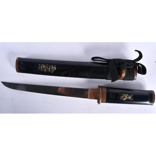 442 - A 19TH CENTURY JAPANESE MEIJI PERIOD BLACK LACQUERED SHORT SWORD DAGGER. 36 cm long.  Buyers Note – ... 