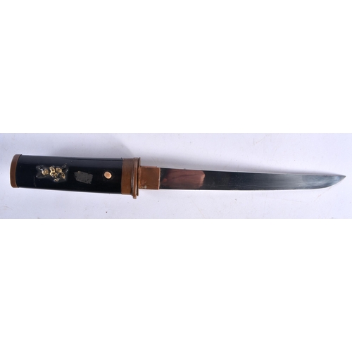 442 - A 19TH CENTURY JAPANESE MEIJI PERIOD BLACK LACQUERED SHORT SWORD DAGGER. 36 cm long.  Buyers Note – ... 