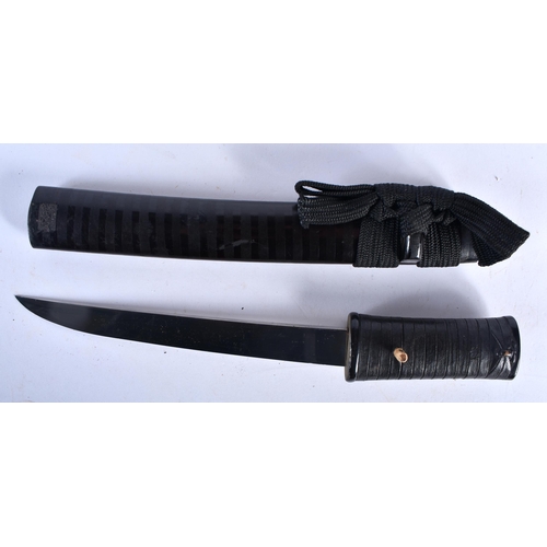 443 - A 19TH CENTURY JAPANESE MEIJI PERIOD BLACK LACQUERED SHORT SWORD DAGGER. 32 cm long.  Buyers Note – ... 